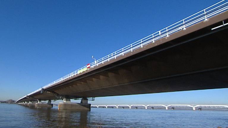 Verkeersdeskundigen kraken de plannen voor de aanleg van een tunnel ter vervanging van de Moerdijkbrug af