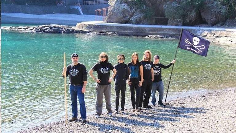 Erwin Vermeulen, tweede van rechts, in Tajii