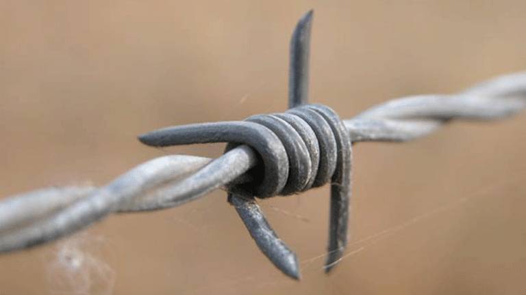 De politie is op zoek naar de prikkeldraadvandalen