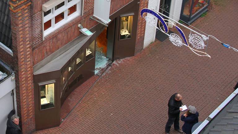 De overvaller ging er vandoor met sieraden en geld.