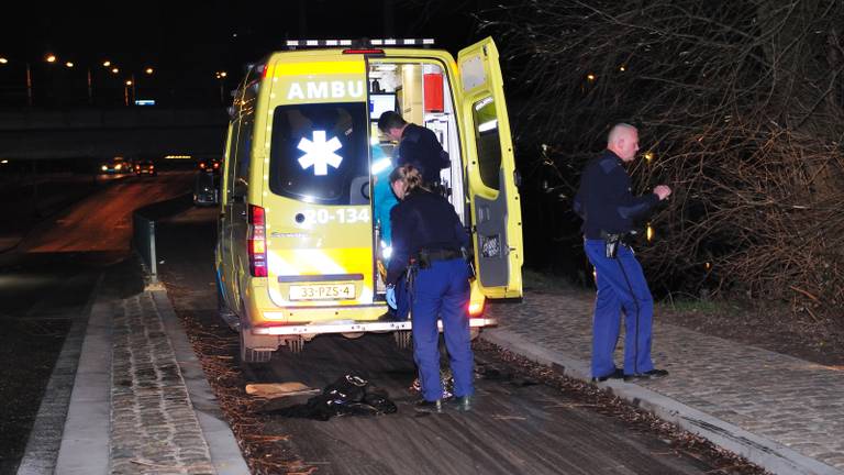De man werd naar het ziekenhuis gebracht. (Foto: Rob de Haas, Mainstay Media Breda)