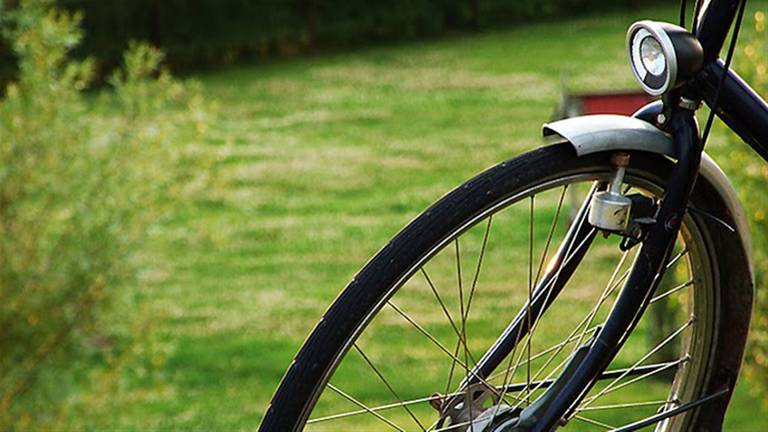 De fiets die de berovers meenamen is grijs met een rood-blauwe fietstas