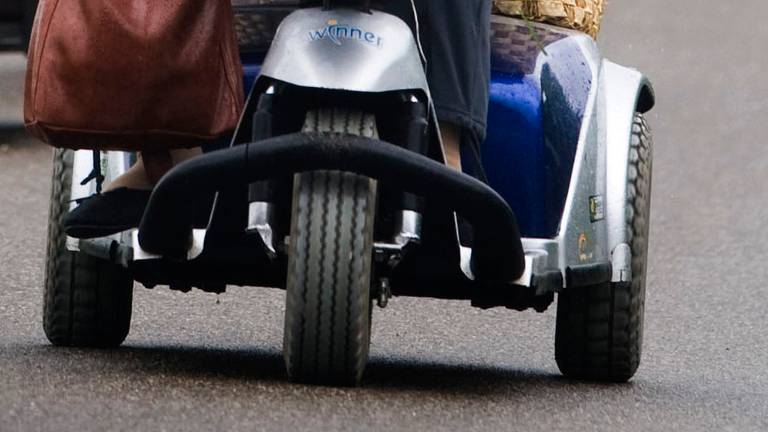 De scootmobiel zat vast in de modder. (Foto: ANP)