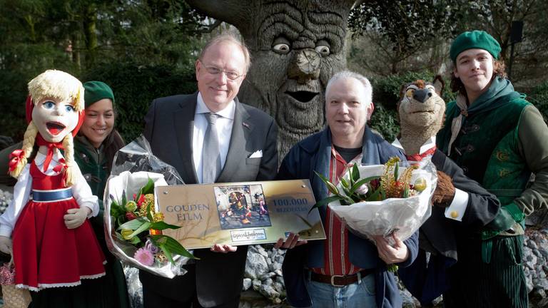 Trots met de award Gouden Film voor de Sprookjesboom