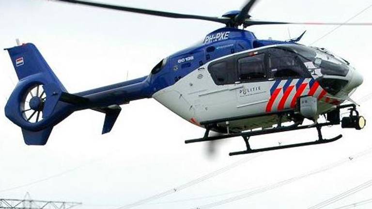 De politie zoekt met een helikopter naar de man en baby