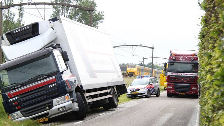 Vrachtwagen belandde in greppel na uitwijkactie (Foto: Mark van der Pol)