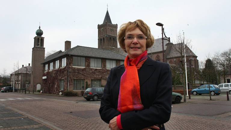 Burgemeester Willy van Doorn voor het gemeentehuis van Landerd