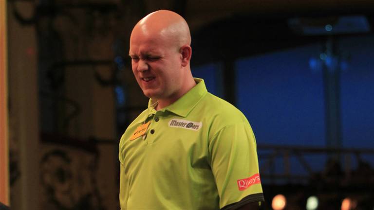 Michael van Gerwen verliest (foto: Lawrence Lustig / PDC)