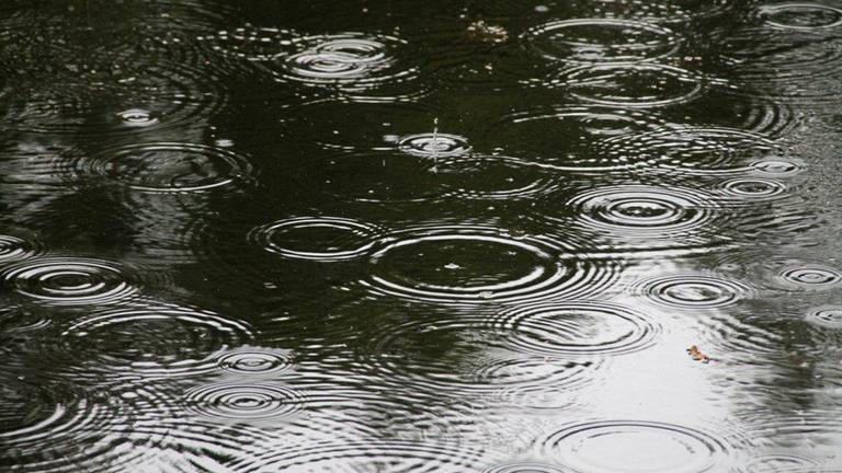 Wateroverlast op het stadhuis in Veghel. (archieffoto)