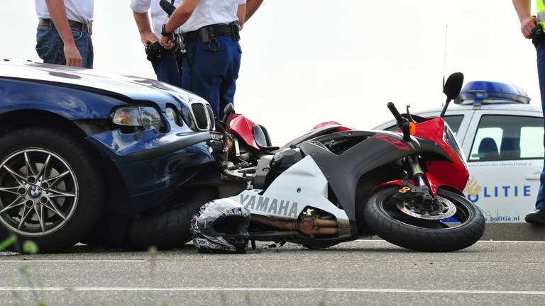 De motor kwam onder de auto terecht (foto: Marvin Doreleijers/FPMB)