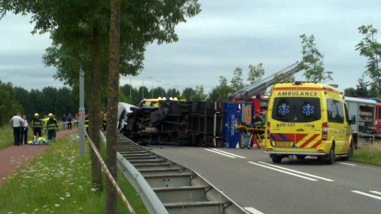 dode en twee gewonden na ongeluk bestelbusje en vrachtwagen in made omroep brabant