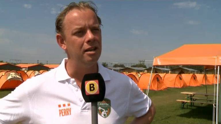 Jokko de Wit verkocht KNVB-kaarten door.