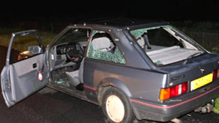 De doorzeefde auto waarin onder anderen Hans van Geenen zat.