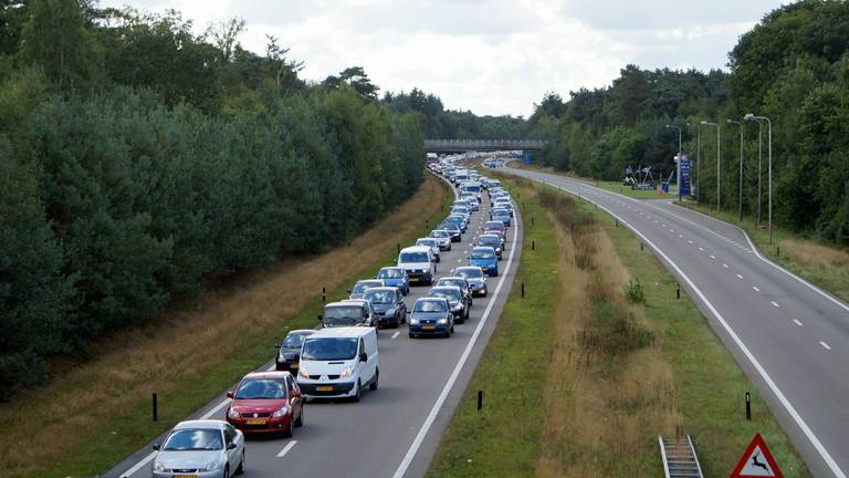 Archief: Aaanschuiven op de N261 richting Efteling is volgend jaar verleden tijd.