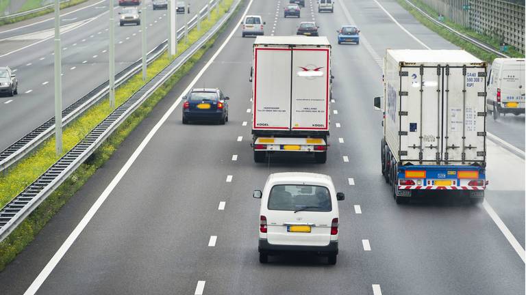 Vrachtwagens op de snelweg (foto: ANP).