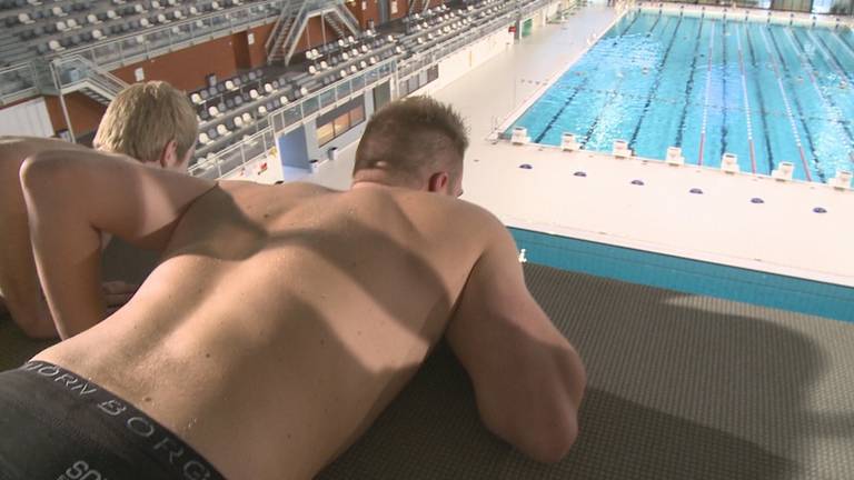 Voor StukTV maakten de jongens al eens een dodensprong