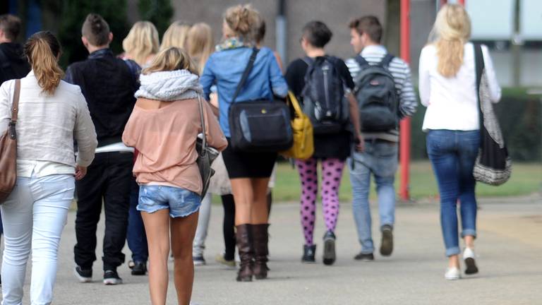 Studenten op weg naar hun woning