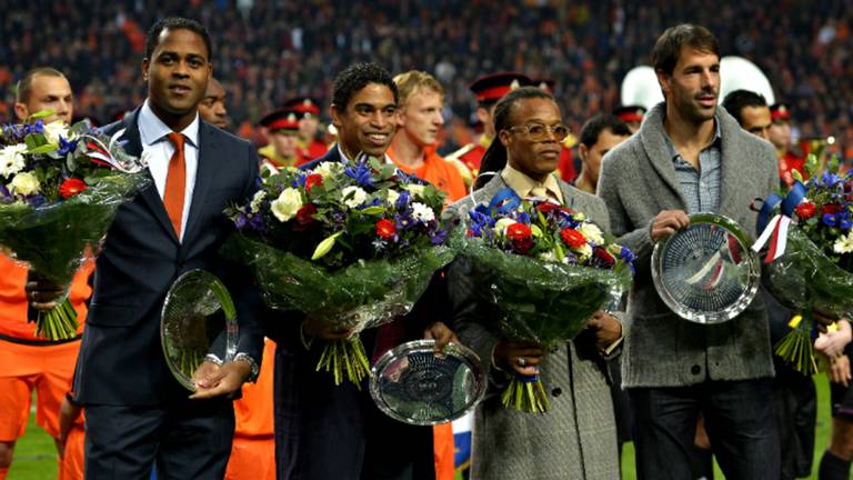 Ruud van Nistelrooy wordt uitgezwaaid (foto: ANP)