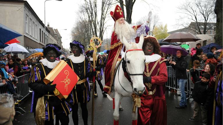 Sinterklaas met zwarte pieten in Den Bosch (foto: Henk van Esch).