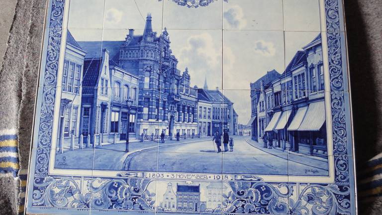 Het tegeltableau waar het allemaal om draait