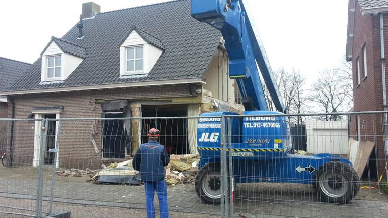 Man uit Riel die eigen huis opblies, gaat met bijl tekeer in