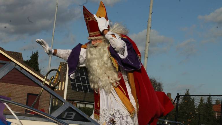 Sinterklaas is wel wat gewend en waaide in 2012 zelfs bijna weg (archieffoto: Bas Delhij)