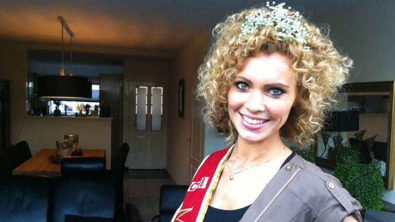 miss-jacqueline-steenbeek-uit-drunen-sluit-zich-op-in-glazen-kooi-in