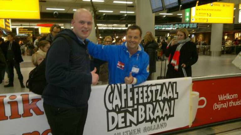 Michael van Gerwen tijdens zijn aankomst (Foto: Danny Slegers)