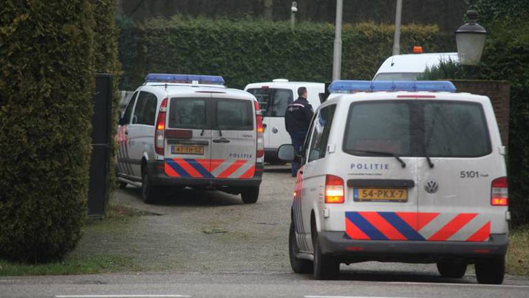 De inval werd met vier politiebusjes vol agenten verricht (Foto: Jeroen Stuve/Stuve Fotografie)