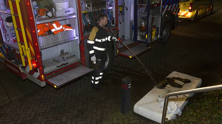 Het matras had vlam gevat. (Foto: Sander van Gils/SQ Vision)