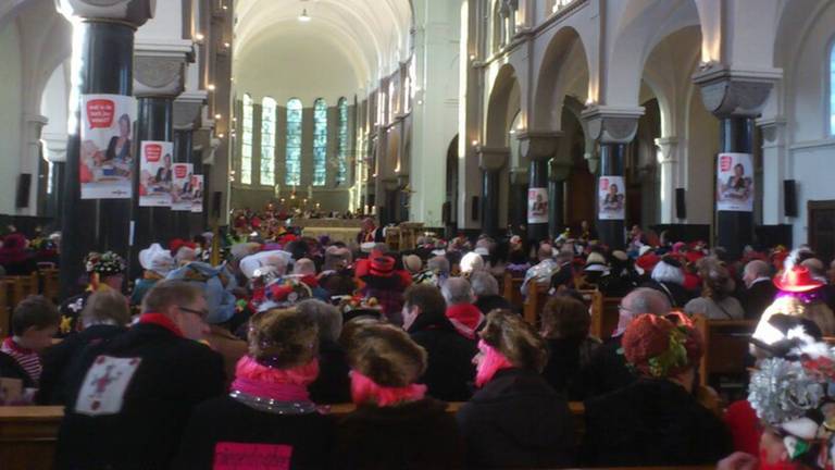 De kerk in Roosendaal tijdens carnaval. (Foto: Archief)