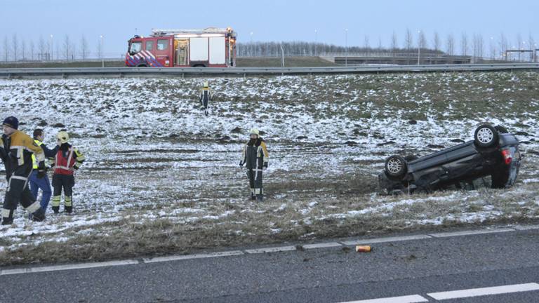 Auto uit de bocht op snelweg A16 bij afslag Zevenbergen (foto: Perry Roovers/SQ Vision)