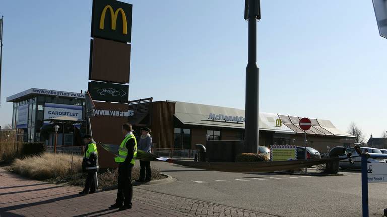 Het filiaal van McDonald's in Waalwijk heeft geen stroom (Foto Erik Haverhals/FPMB)