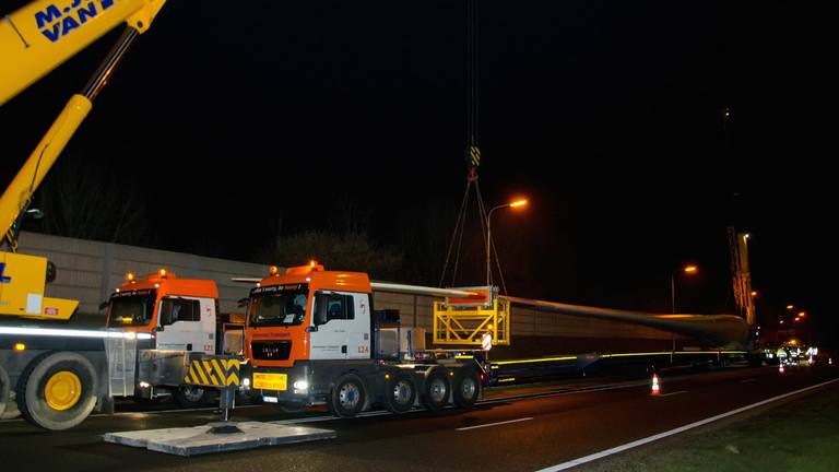 Vrachtwagen bezwijkt door windmolenwiek (foto: Jack Brekelmans/JV Media)