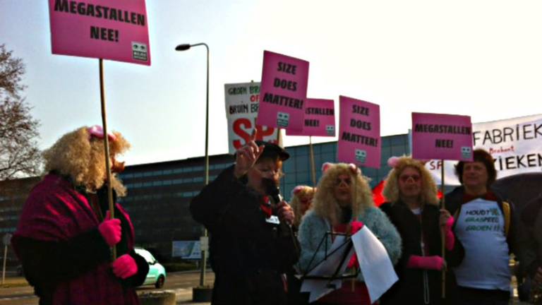 Een protest tegen megastallen.