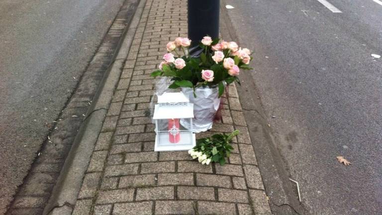 Bloemen op de plaats van het ongeval (foto: Alice van der Plas) 
