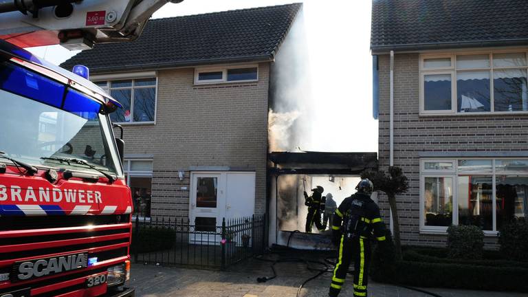 Carport brandt uit aan Dorsvlegel Breda - Omroep Brabant