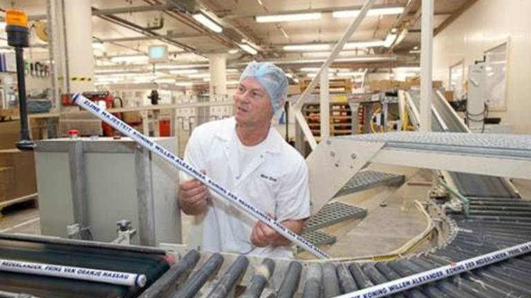 De meter lange KINGsize-pepermunt rolt van de band