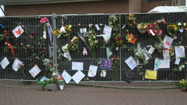 Bloemen voor de slachtoffers (foto’s Marco van den Broek) 