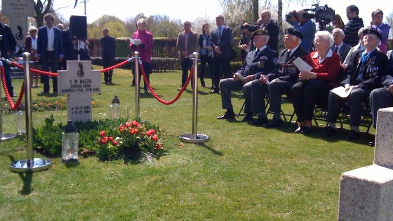 Oud-strijders bij het graf van generaal Maczek