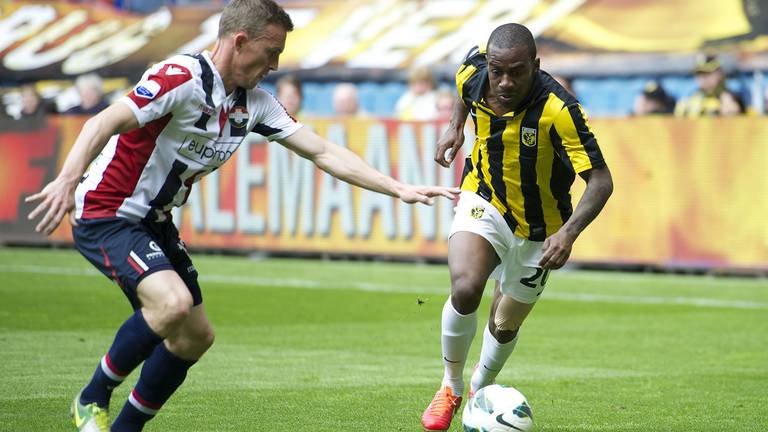 Tim Cornelisse probeert Kakuta af te stoppen (foto: VI Images)