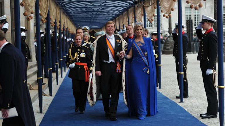 Jurk Máxima matcht met kroontje en...tapijt (Foto: ANP)