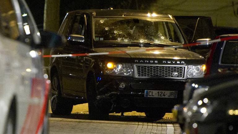 De doorzeefde zwarte Range Rover bij de liquidatie in de Staatsliedenbuurt.
