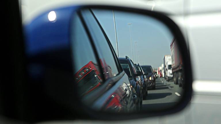 Lange file door ongeluk op A50.