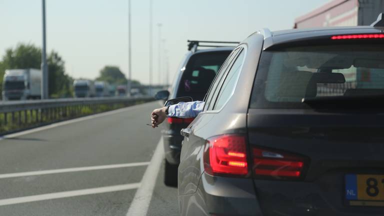 De rijstroken zijn nog tot halverwege de middag dicht.