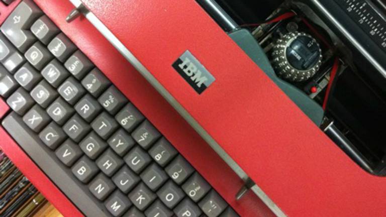 De rode IBM-typmachine (een golfballetje) waarom W.F. Hermans zijn laatste boeken schreef.
