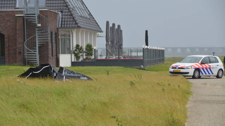 De kitesurfer is zwaargewond naar het ziekenhuis gebracht. (Foto: Manfred Berrevoets)