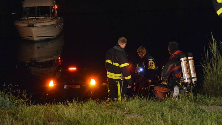 De auto wordt uit het water gehaald (Foto: Perry Roovers/SQ Vision)