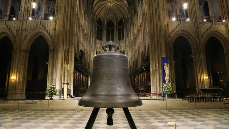 De Mariaklok van Eijsbouts die in de Notre-Dame hangt (Archieffoto).