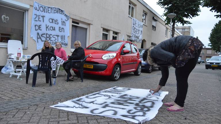 Buurtbewoners maken spandoeken (Foto: Perry Roovers/SQ Vision)